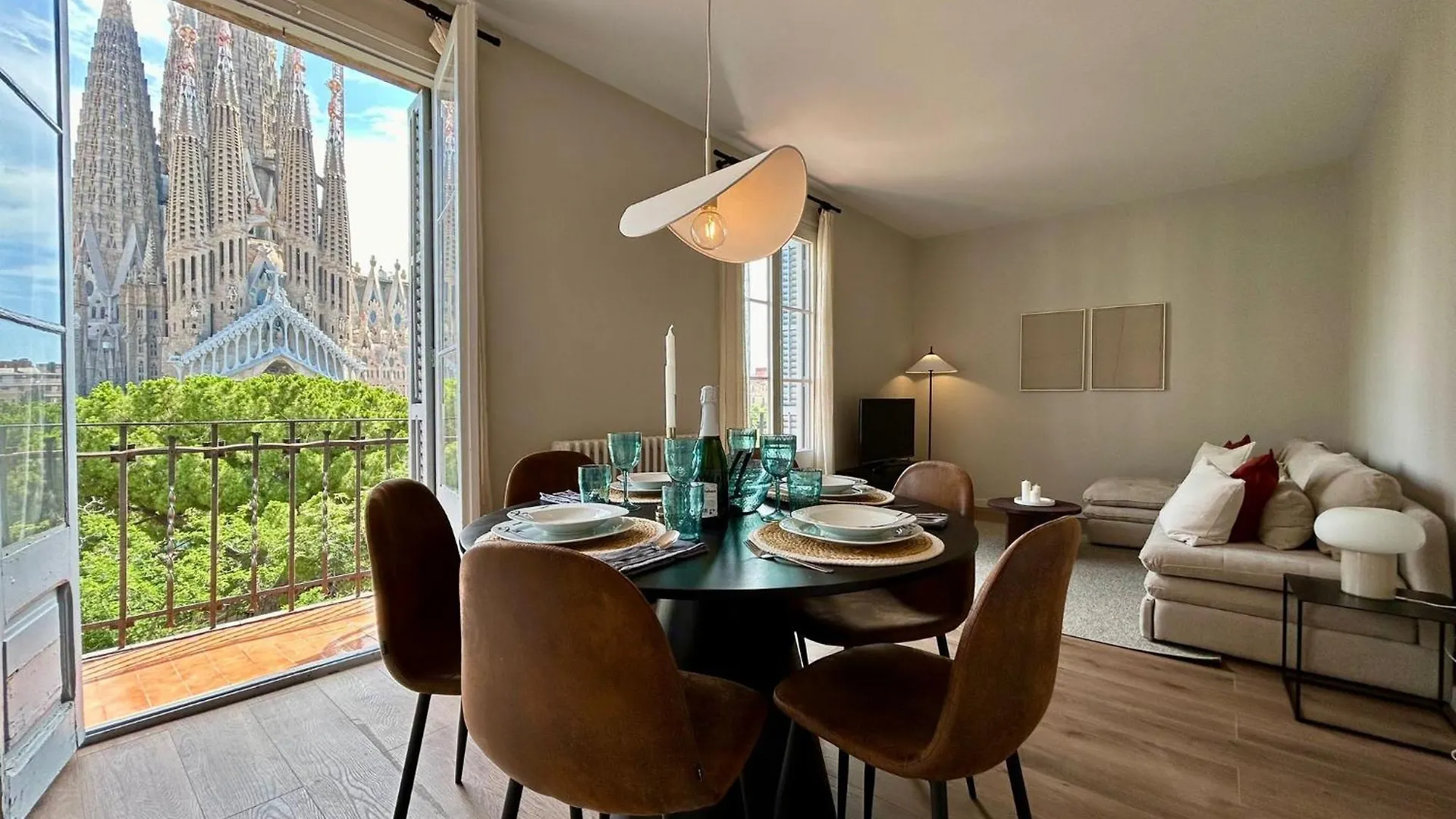 BarcelonaForRent Plaza Sagrada Familia Apartment