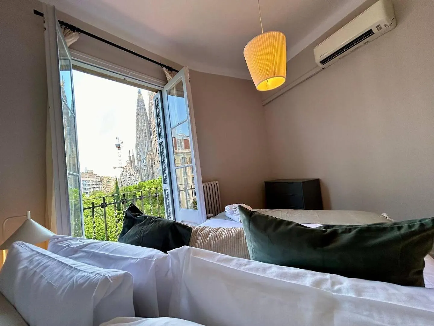 BarcelonaForRent Plaza Sagrada Familia Apartment